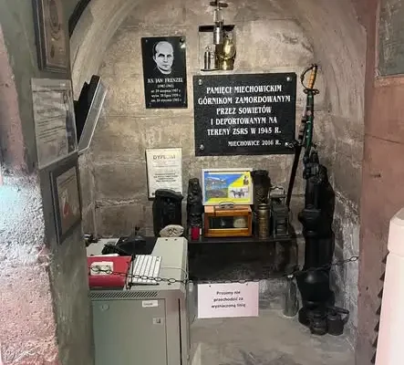 Uczniowie z klas 8 odwiedzili schron w Miechowicach – lekcja historii o Tragedii Miechowickiej i Górnośląskiej