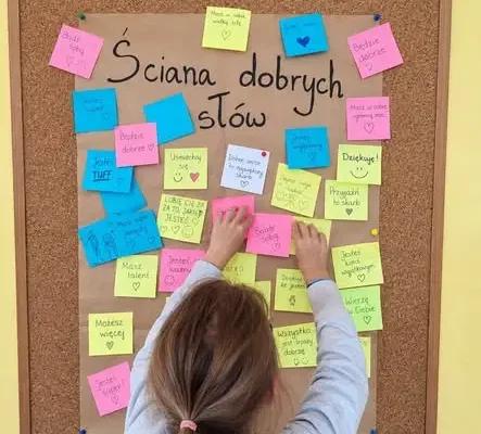 Ściana Dobrych Słów w szkole w Stobytomiu – Tydzień Przeciwdziałania Przemocy Rówieśniczej