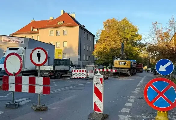 Zapadnięta studzienka w Bytomiu: zamknięty odcinek ul. Pułaskiego