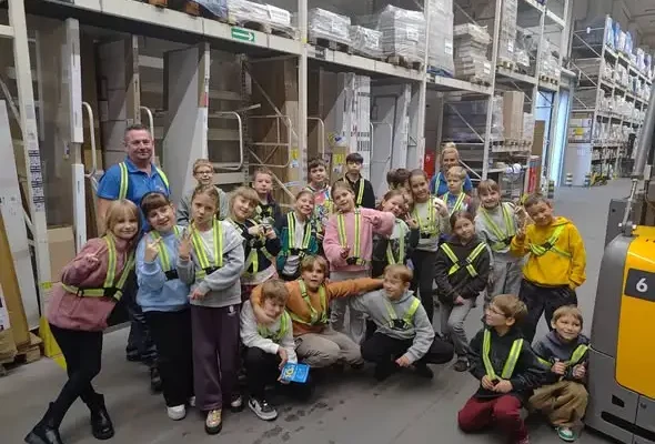 Uczniowie klasy 3c z Bytomia zbudowali własne pociągi w Castoramie